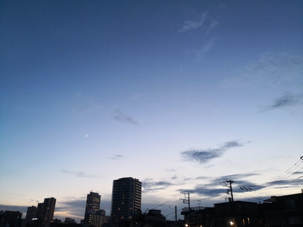 日暮れ前の藍色の空　三日月